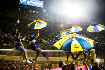 El festejo de los jugadores de Boca con sus hinchas en la Bombonera.
