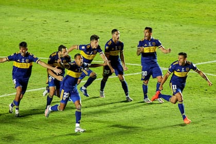 El festejo de los jugadores de Boca tras superar a Banfield por penales en la Copa Diego Maradona