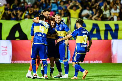 El festejo de los jugadores de Boca tras la victoria, por penales, ante Talleres, por los cuartos de final de la Copa Argentina
