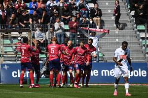 El bizarro método de distracción de unos hinchas franceses para que un jugador rival errara un penal