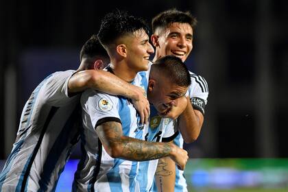 El festejo de los jugadores de la selección argentina luego de convertir el quinto gol ante Chile
