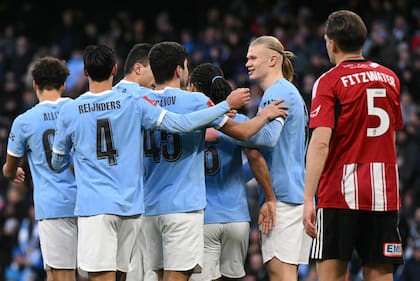 El festejo de los jugadores de Manchester City en el 10-1 sobre Exeter, por la FA Cup; Erling Haaland jugó el primer tiempo y salió.