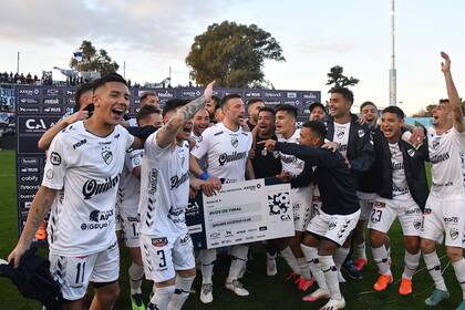 El festejo de los jugadores de Quilmes tras eliminar a Rosario Central