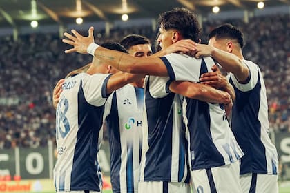 El festejo de los jugadores de Talleres luego del 1-0 a Instituto