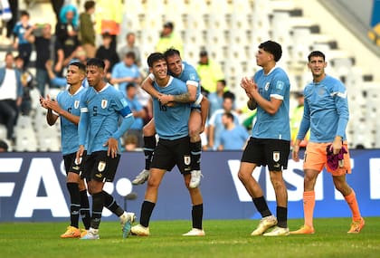 El festejo de los jugadores de Uruguay tras meterse en la definición del Mundial Sub 20.