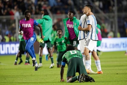 El festejo de los jugadores nigerianos y el lamento de los argentinos, tras los octavos de final