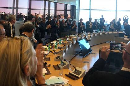 El festejo de los negociadores al alcanzar el acuerdo en Bruselas
