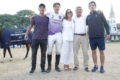 El festejo de los Panelo: Esteban padre y Victoria con tres de sus hijos, Facundo, Benjamín (el campeón) y Tomás