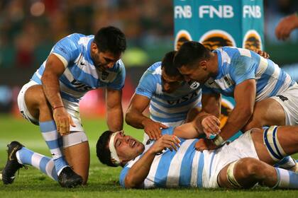 El festejo de los Pumas con Petti, luego de su gran corrida y try