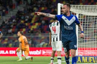 Vélez ganó en Santiago del Estero, da pelea en el torneo y se acerca a la Libertadores