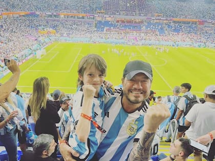 El festejo de Marcelo Tinelli y Lorenzo tras la clasificación de la selección argentina a octavos de final de la Copa del Mundo