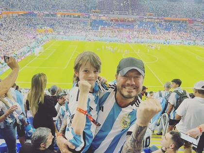 El festejo de Marcelo Tinelli y su hijo Lorenzo tras la clasificación de la selección argentina a octavos de final de la Copa del Mundo