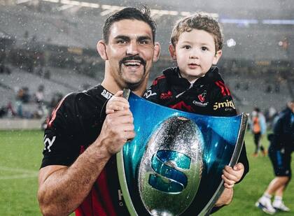 El festejo de Matera con su hijo, Dartagnan, en el festejo de un título con Crusaders, bajo el mando de Robertson