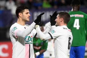 El festejo de Mauro Icardi con Marco Verratti, tras el gol anotado por el argentino de penal frente a Feignies-Aulnoye, de quinta división, en Valenciennes