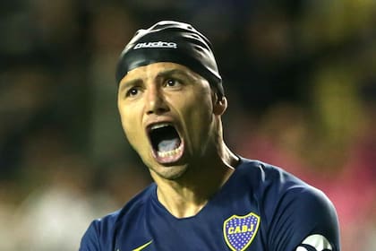Zárate y su efusivo festejo tras marcarle a Vélez en una definición por penales, con una curiosa gorra de natación