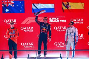 El festejo de Max Verstappen que se quedó con el Gran Premio de Qatar y le suspenso a la definición del campeonato de pilotos; Piastri fue 2° y Sainz, 3°