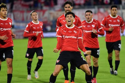 El festejo de Maxi Gutiérrez tras anotar el 2-0 de Independiente ante Unión en la cancha de Newell's