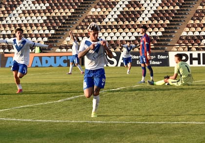 El festejo de Maxi Porcel para el 2-1 parcial de Vélez ante San Lorenzo en el primer tiempo del alargue; el Fortín gritó campeón en Reserva
