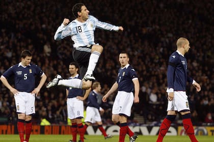 El festejo de Maxi Rodríguez, en el primer gol de la era Maradona, frente a Escocia