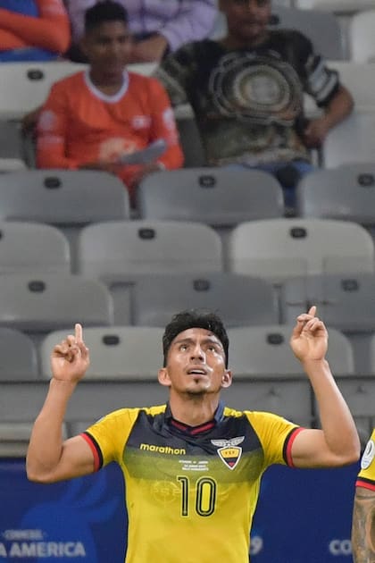 El festejo de Mena, de Ecuador, ante un estadio semi vacío