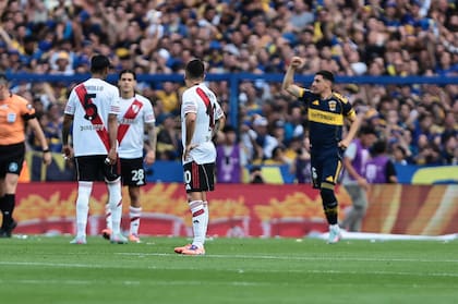 El festejo de Merentiel para el segundo gol, en medio del desconcierto de River