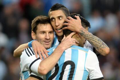 El festejo de Messi, con Di María y Agüero; todos entraron en el segundo tiempo