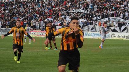 El festejo de Mitre, el nuevo protagonista de la B Nacional