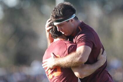 El festejo de Newman, tras una enorme victoria: Tomás Ureta, autor del try decisivo