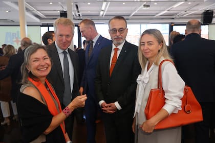 El festejo de Países Bajos reunió al mundo diplomático en Puerto Madero. Los embajadores de Gran Bretaña y de Ucrania, junto a sus esposas