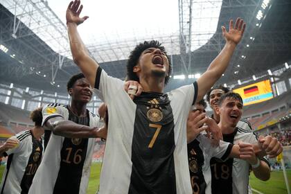 El festejo de Paris Brunner, autor del gol del triunfo alemán por 1-0 ante España, en los cuartos de final, en Yakarta