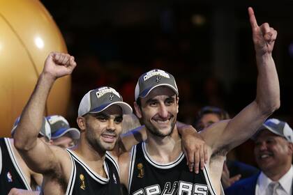 El festejo de Parker y Manu el 14 de junio de 2007, tras la conquista de su tercer anillo en la NBA con San Antonio Spurs