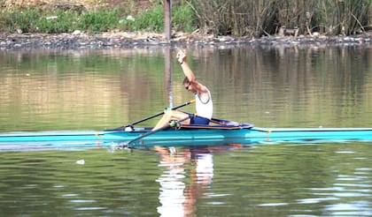 El festejo de Pedro Dickson, representante argentino en París 2024, tras ganar el Single Senior A peso ligero, en la Pista Nacional de Tigre