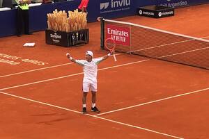 El festejo de Peque Schwartzman tras su triunfo ante Francisco Cerúndolo