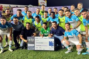 El festejo de Racing, tras imponerse en Resistencia