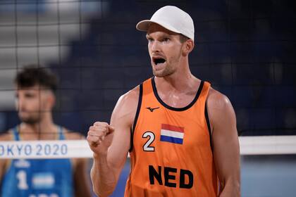 El festejo de Robert Meeuwsen, durante la victoria de Países Bajos sobre la Argentina, en beach volley