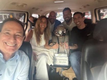 El festejo de Rosario Central: en una combi, tras recibir la copa en un escritorio.