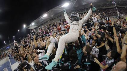 El festejo de Rosberg en Abu Dhabi
