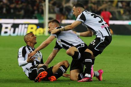 El festejo de Sandi Lovric junto a sus compañeros después de convertir el 1-0 para Udinese