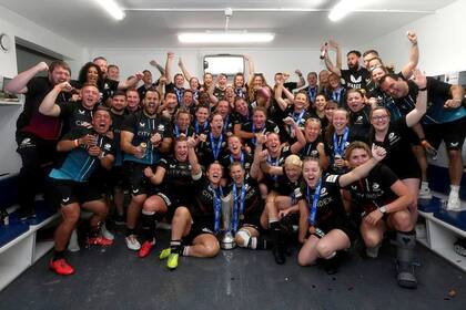 El festejo de Saracens tras la conquista del título femenino, con Figallo incluido