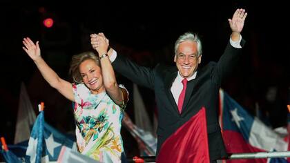 El festejo de Sebastián Piñera, acompañado por su mujer, Cecilia Morel