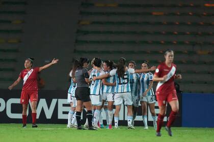 El festejo de todas, tras el primer gol anotado por Yamila Rodriguez tras una asistencia de Banini