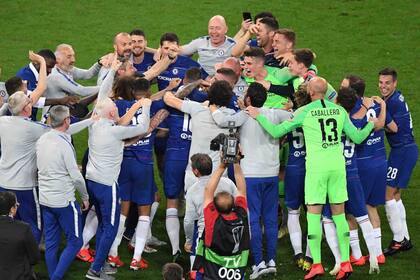 El festejo de todo Chelsea, con Wilfredo Caballero y Gonzalo Higuaín en el plantel