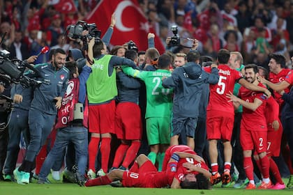 El festejo de Turquía tras llegar a la Eurocopa 2016