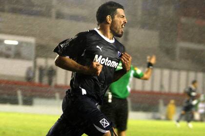 El festejo de Tuzzio, autor del primer gol