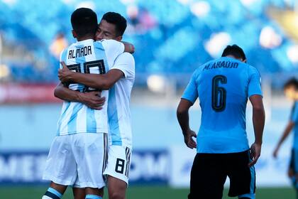 El abrazo de la clasificación al Mundial: el triunfo ante Uruguay le dio el boleto a la selección.