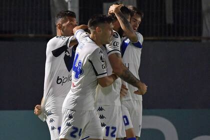 El festejo de Vélez tras la buena definición de Lucas Pratto para el 1-0 parcial; el equipo de Vaccari no consiguió mantener la diferencia