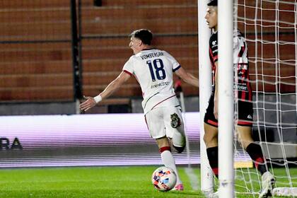El festejo de Vombergar, autor del primer gol de la noche