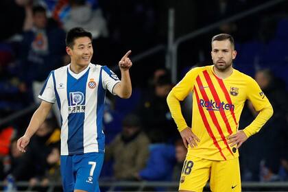 El festejo de Wu Lei ante la desazón de Jordi Alba