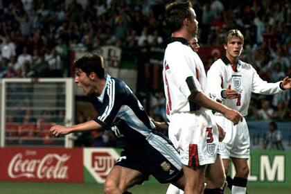 Festeja Javier Zanetti el tanto del 2-2 con una jugada preparada frente a Inglaterra; ese octavo de final de Francia 1998 terminó en un éxito argentino por penales, pero la seguidilla contra los grandes no se cortó.