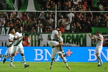 El festejo del 1-0 de Banfield sobre Boca Juniors